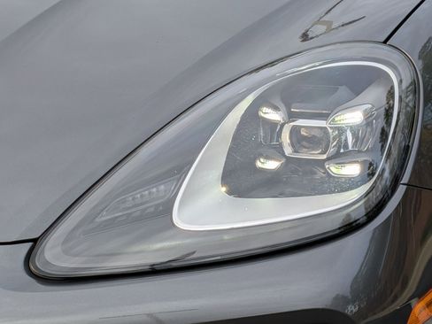 Used 2021 Porsche Cayenne image 6