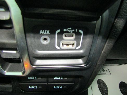 Used 2024 Jeep Gladiator Sport AWD/4WD image 35