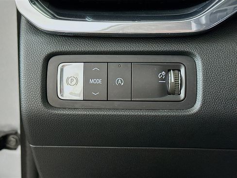 Used 2025 GMC Acadia Elevation image 17