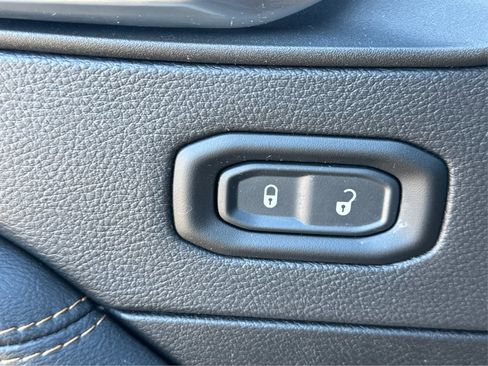 Used 2022 Jeep Wrangler Unlimited Sahara image 31