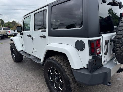 Used 2014 Jeep Wrangler Unlimited Sahara w/ Dual Top Group AWD/4WD image 10