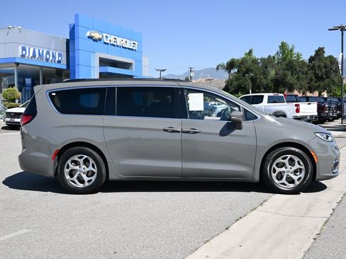 Used 2022 Chrysler Pacifica Touring-L FWD image 3