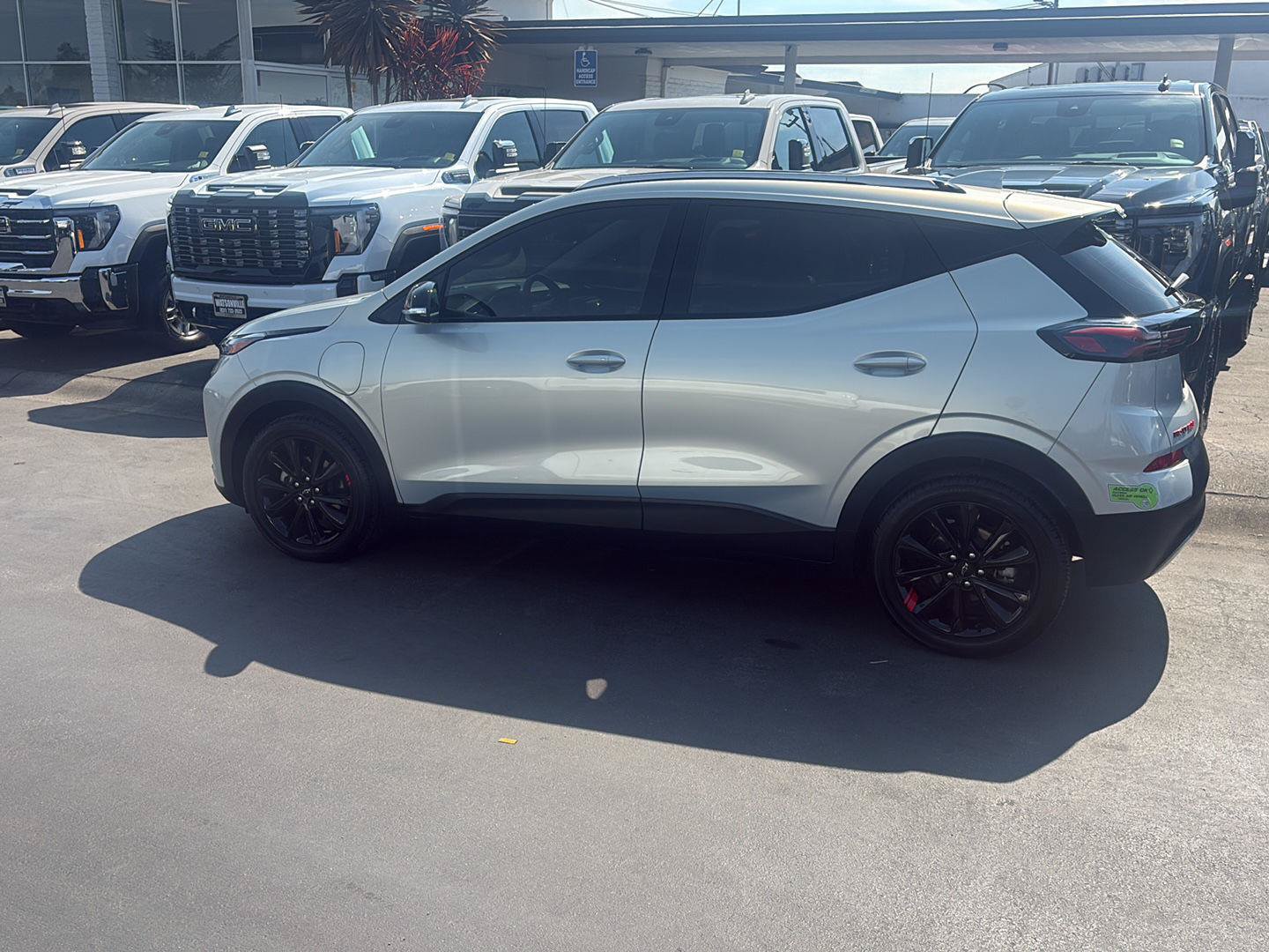 Used 2023 Chevrolet Bolt EUV LT w/ Convenience Package FWD image 4