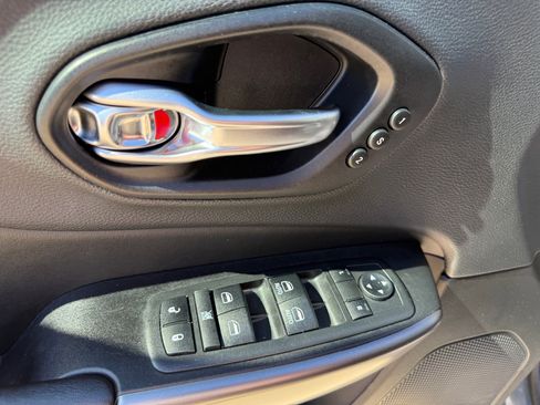 Used 2019 Jeep Cherokee Limited w/ Luxury Group image 12