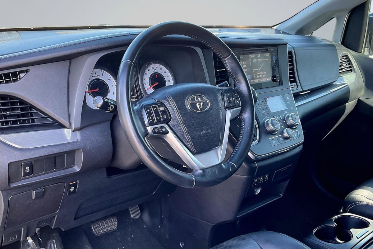 Used 2015 Toyota Sienna SE FWD image 14