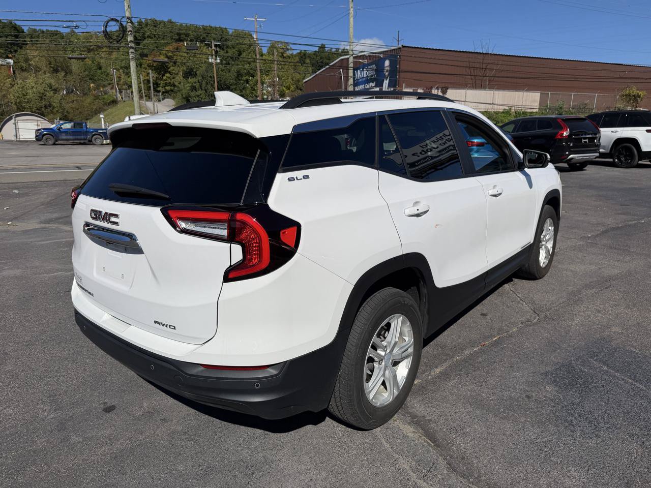 Used 2023 GMC Terrain SLE w/ Driver Convenience Package AWD/4WD image 4