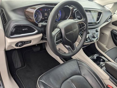 Used 2023 Chrysler Pacifica Limited w/ Uconnect Theater Family Group image 17