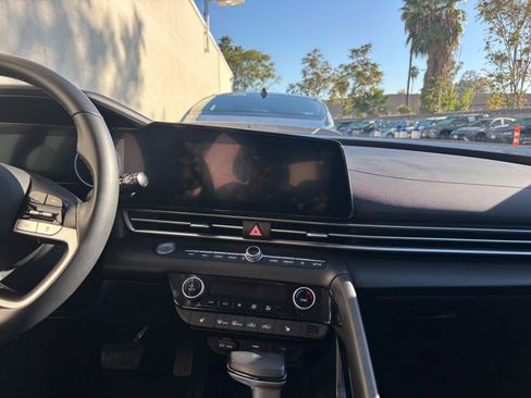 Used 2025 Hyundai Elantra SEL image 18