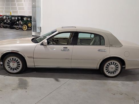 Used 2001 Lincoln Town Car Cartier RWD image 5