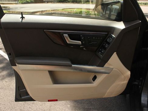 Used 2013 Mercedes-Benz GLK 350 4MATIC w/ Premium 1 Pkg w/o Sunroof image 17