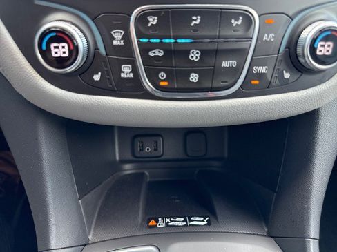 Used 2018 Chevrolet Equinox Premier FWD image 22