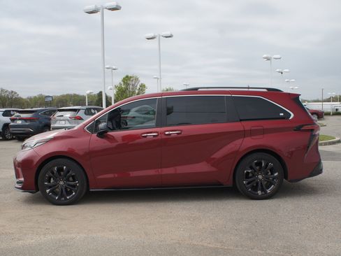 Used 2022 Toyota Sienna XSE w/ XSE Plus Package image 14