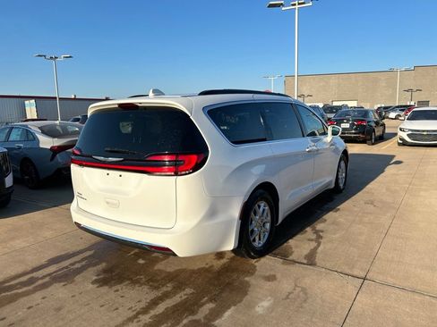Used 2022 Chrysler Pacifica Touring-L FWD image 3