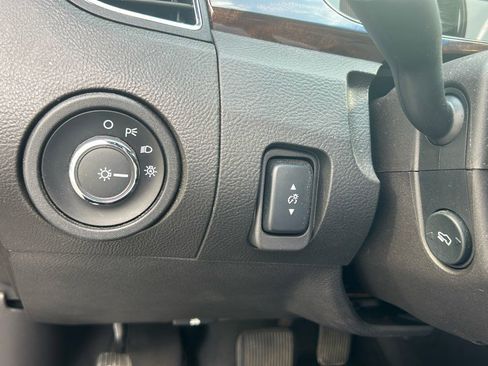 Used 2019 Ford Taurus Limited image 19