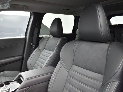 New 2025 Mitsubishi Outlander SE image 11