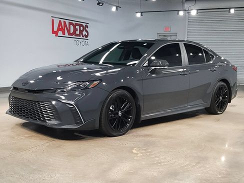 Used 2025 Toyota Camry SE w/ Convenience Package FWD image 3