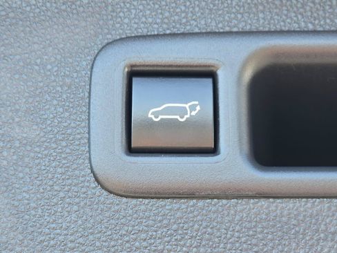 Used 2023 Toyota Highlander XLE AWD/4WD image 25