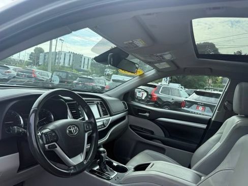 Used 2019 Toyota Highlander XLE AWD/4WD image 12