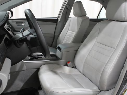 Used 2017 Toyota Camry XLE image 5