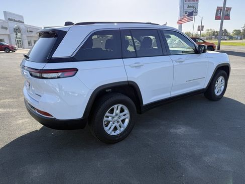 Used 2023 Jeep Grand Cherokee Laredo w/ Luxury Tech Group I AWD/4WD image 8