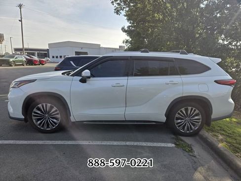 Used 2021 Toyota Highlander Platinum AWD/4WD image 2