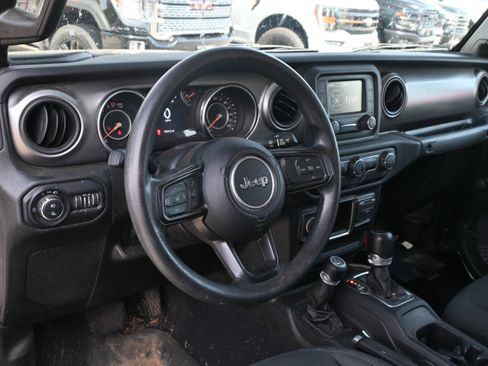 Used 2021 Jeep Gladiator Sport image 3