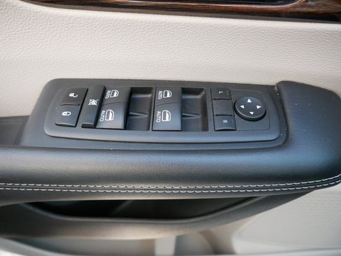 Used 2022 Chrysler Pacifica Limited w/ Uconnect Theater Family Group AWD/4WD image 18