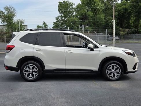 Used 2022 Subaru Forester Premium AWD/4WD image 6
