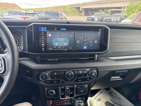 Used 2024 Jeep Wrangler Unlimited Rubicon image 26