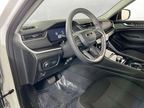 Used 2023 Jeep Grand Cherokee Laredo AWD/4WD image 9
