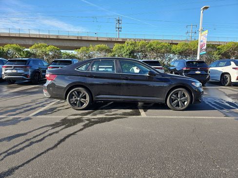 Used 2022 Volkswagen Jetta SE w/ Panoramic Sunroof Package image 4