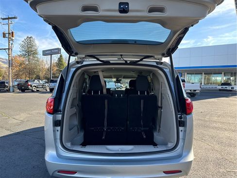 Used 2023 Chrysler Voyager LX image 13