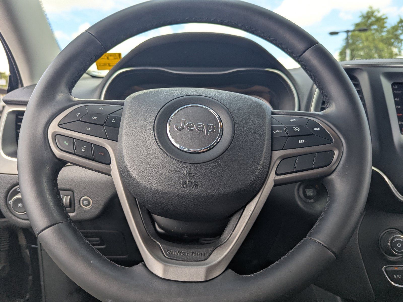Used 2020 Jeep Cherokee Latitude Lux w/ Comfort/Convenience Group FWD image 31