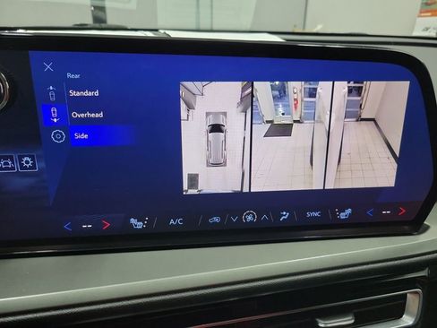 Used 2024 Chevrolet Traverse LT image 10