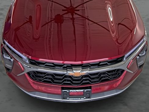 Used 2025 Chevrolet Trax LT w/ Driver Confidence Package FWD image 18