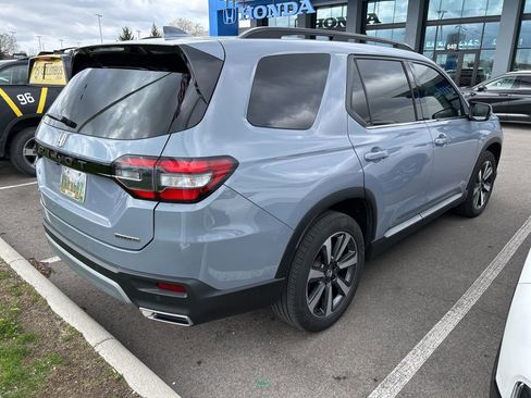 Used 2025 Honda Pilot Touring image 3