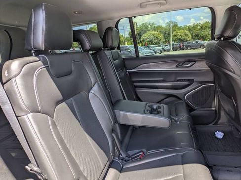 Used 2022 Jeep Grand Cherokee L Limited w/ Luxury Tech Group II AWD/4WD image 34