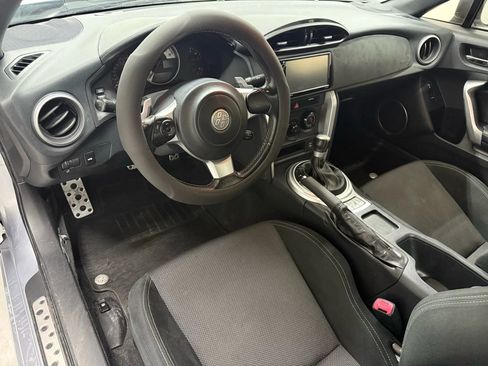 Used 2017 Toyota 86 image 2