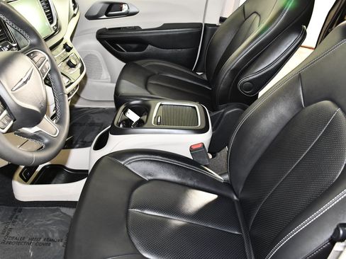 Used 2024 Chrysler Pacifica Touring-L FWD image 38