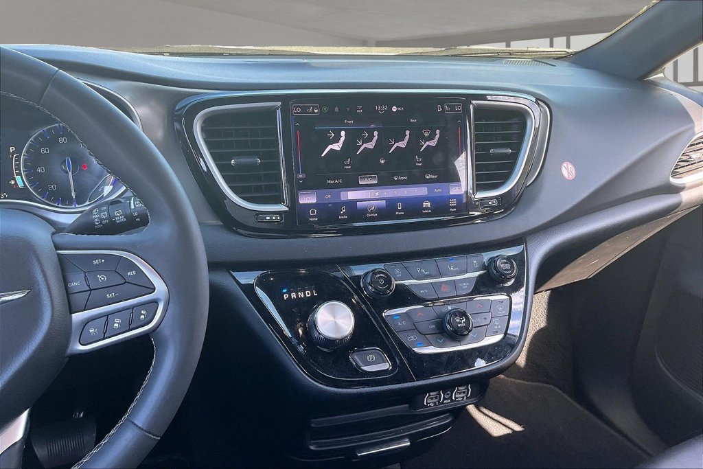 Used 2025 Chrysler Pacifica Select FWD image 9