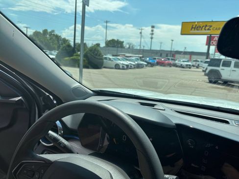 Used 2025 Chevrolet Trax LT FWD image 33