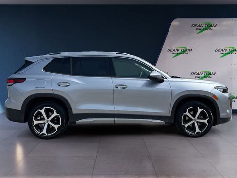 Certified 2025 Volkswagen Tiguan SE FWD image 9