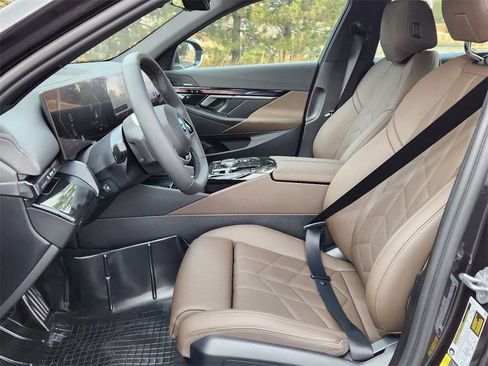 Used 2025 BMW i5 eDrive40i w/ Premium Package RWD image 17