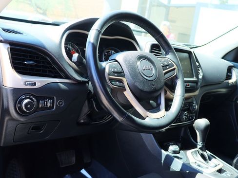 Used 2017 Jeep Cherokee Latitude w/ Comfort/Convenience Group image 40