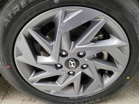 Used 2024 Hyundai Elantra SEL image 31