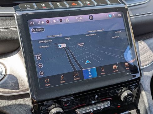 Used 2023 Jeep Grand Cherokee Limited w/ Black Appearance Package AWD/4WD image 18