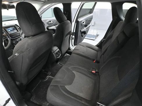 Used 2019 Jeep Cherokee Latitude w/ Popular Appearance Group image 37