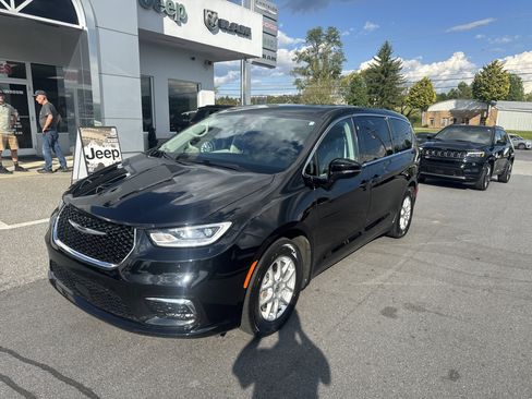 Used 2024 Chrysler Pacifica Touring-L image 8