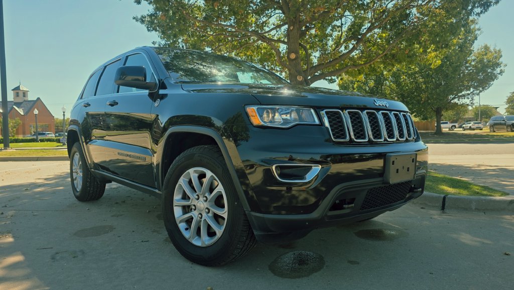 Used 2021 Jeep Grand Cherokee Laredo AWD/4WD image 17