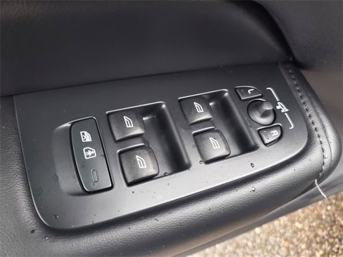 Used 2025 Volvo XC60 B5 Plus image 12
